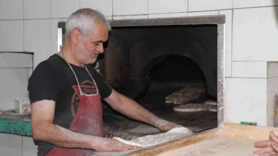 Fırıncıların sıcakta ekmek mücadelesi: Dışarısı 40, içerisi 100 derece