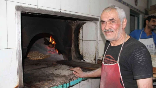 Fırıncıların sıcakta ekmek mücadelesi: Dışarısı 40, içerisi 100 derece