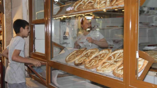 Fırıncıların sıcakta ekmek mücadelesi: Dışarısı 40, içerisi 100 derece