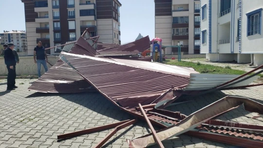 Fırtına binanın çatısını uçurdu, 3 araç hasar gördü