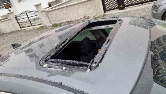 Fırtına binanın çatısını uçurdu, 3 araç hasar gördü