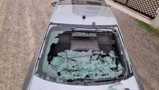 Fırtına binanın çatısını uçurdu, 3 araç hasar gördü
