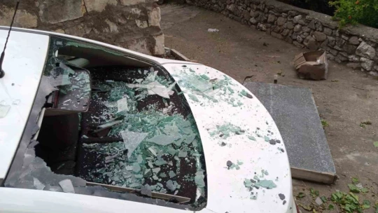 Fırtına etkili oldu, çatıdan uçan güneş enerji paneli aracın üzerine düştü