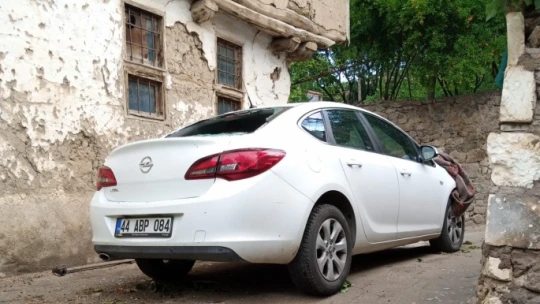 Fırtına etkili oldu, çatıdan uçan güneş enerji paneli aracın üzerine düştü