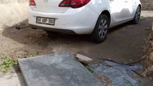 Fırtına etkili oldu, çatıdan uçan güneş enerji paneli aracın üzerine düştü