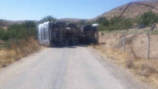 Freni boşalan beton mikseri devrildi, yol trafiğe kapandı