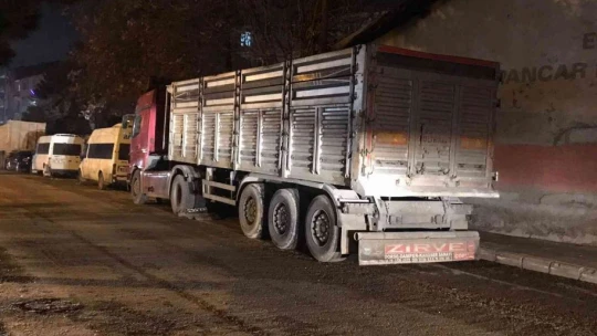 Freni boşalan tır 2 araca çarparak durabildi