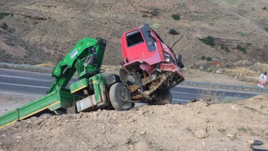 Freni boşalan vinç yoldan çıktı: 2 yaralı