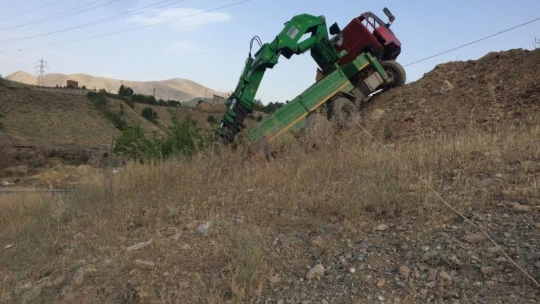 Freni boşalan vinç yoldan çıktı: 2 yaralı