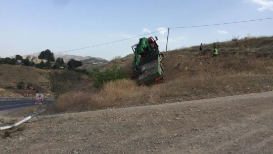 Freni boşalan vinç yoldan çıktı: 2 yaralı