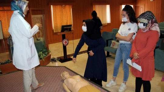 FÜ Hastanesinde göreve yeni başlayan sağlık çalışanlarına CPR eğitimi verildi