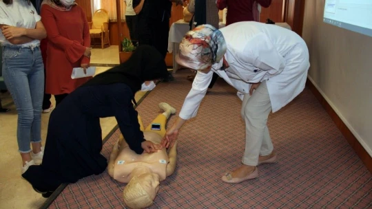 FÜ Hastanesinde göreve yeni başlayan sağlık çalışanlarına CPR eğitimi verildi