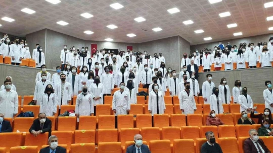FÜ Tıp Fakültesi öğrencileri beyaz önlüklerini giydi