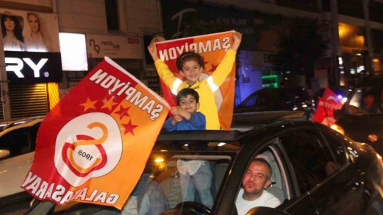 Galatasaraylı taraftarların derbi ve şampiyonluk kutlaması