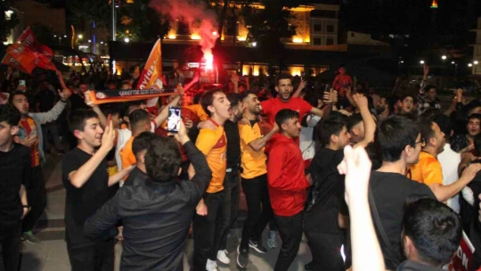 Galatasaraylı taraftarların derbi ve şampiyonluk kutlaması