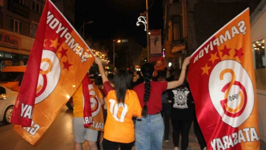Galatasaraylı taraftarların derbi ve şampiyonluk kutlaması