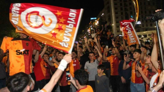 Galatasaraylı taraftarların derbi ve şampiyonluk kutlaması