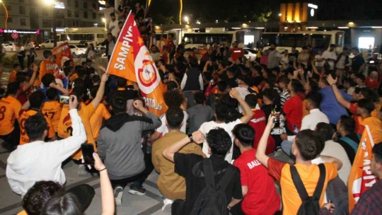 Galatasaraylı taraftarların derbi ve şampiyonluk kutlaması
