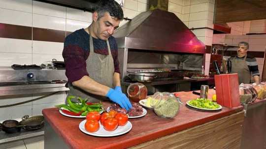 Gastronomi kenti Elazığ'da iftar menüsünün vazgeçilmezi saç tava oldu