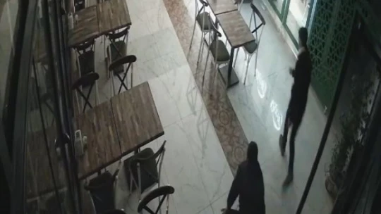 Gece yarısı arka arkaya 3 dükkanı soydular
