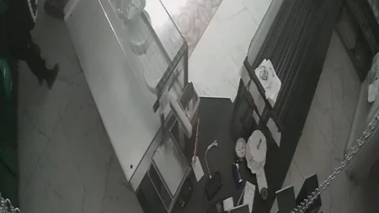 Gece yarısı arka arkaya 3 dükkanı soydular