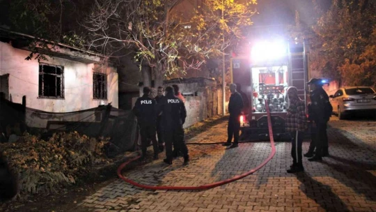 Gece yarısı facianın eşiğinden dönüldü: Yangına uykusunda yakalandı