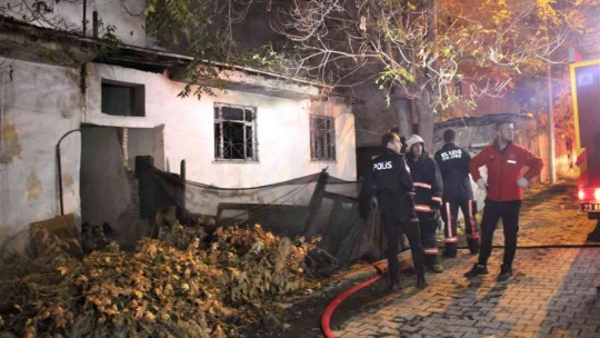 Gece yarısı facianın eşiğinden dönüldü: Yangına uykusunda yakalandı