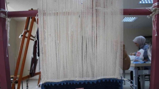 Geleneksel kilim ve cicim dokuma sanatı, kadınların ellerinde yaşatılıyor
