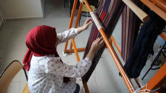Geleneksel kilim ve cicim dokuma sanatı, kadınların ellerinde yaşatılıyor