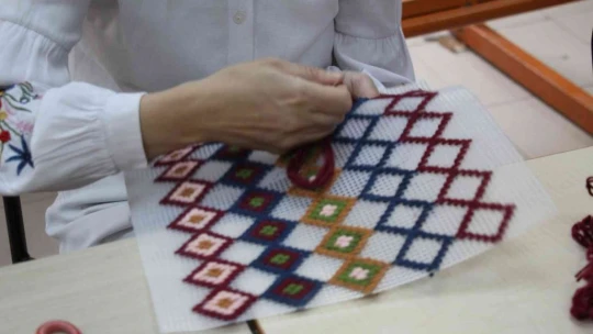 Geleneksel kilim ve cicim dokuma sanatı, kadınların ellerinde yaşatılıyor