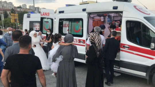 Gelin düğünü bıraktı, trafik kazasında yaralanan teyzesine koştu