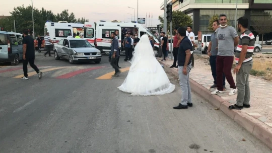 Gelin düğünü bıraktı, trafik kazasında yaralanan teyzesine koştu
