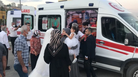 Gelin düğünü bıraktı, trafik kazasında yaralanan teyzesine koştu