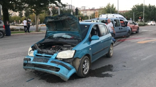 Gelin düğünü bıraktı, trafik kazasında yaralanan teyzesine koştu