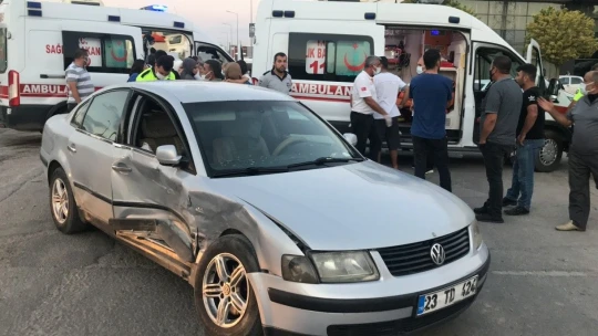 Gelin düğünü bıraktı, trafik kazasında yaralanan teyzesine koştu