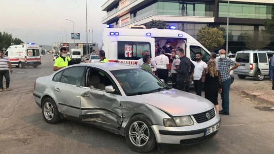 Gelin düğünü bıraktı, trafik kazasında yaralanan teyzesine koştu