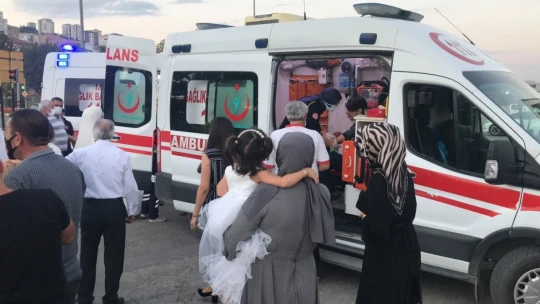Gelin düğünü bıraktı, trafik kazasında yaralanan teyzesine koştu