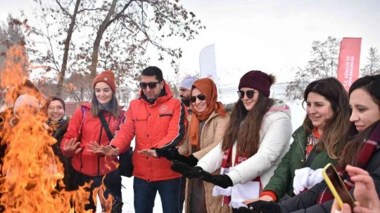 Gençler Hazarbaba Kayak Merkezi'nde doyasıya eğlendi