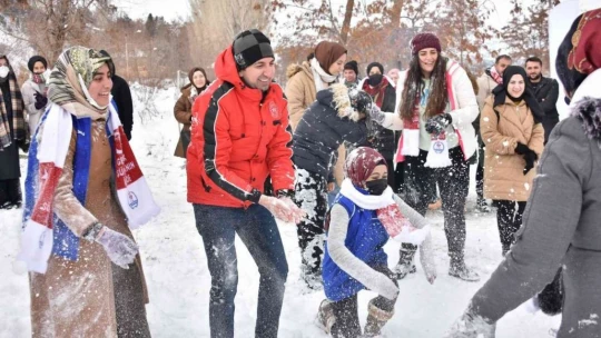 Gençler Hazarbaba Kayak Merkezi'nde doyasıya eğlendi