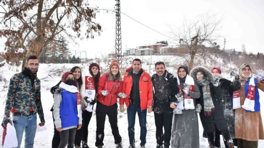 Gençler Hazarbaba Kayak Merkezi'nde doyasıya eğlendi