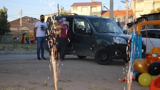 Gençlerden alkışlanacak hareket, 3 çocuk annesine ev sürprizi