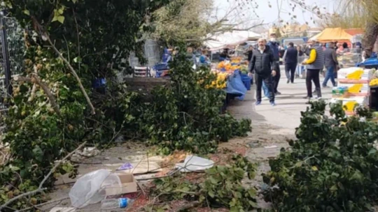 Gittiği pazarda felaketi yaşadı, çatıdan uçan parça kadını yaraladı