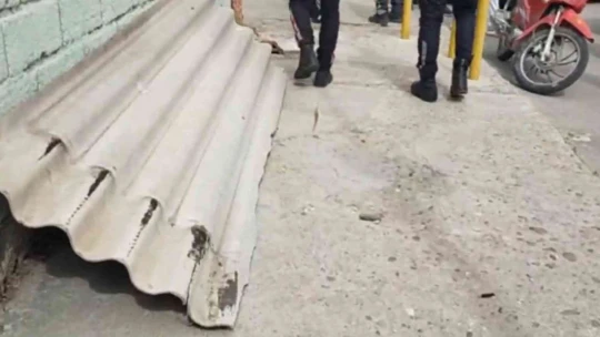 Gittiği pazarda felaketi yaşadı, çatıdan uçan parça kadını yaraladı