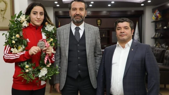 Gizem Özer'e Elazığ'da coşkulu karşılama