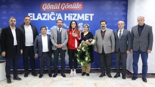 Gizem Özer'e Elazığ'da coşkulu karşılama