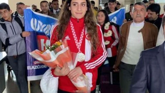 Gizem Özer'e Elazığ'da coşkulu karşılama