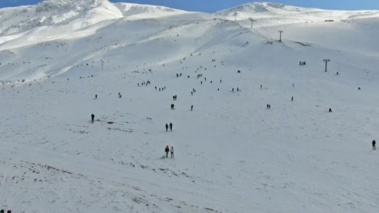Göl manzaralı kayak merkezi kara hasret kaldı, sezon açılamadı