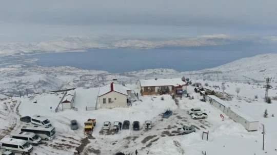 Göl manzaralı kayak merkezi kara hasret kaldı, sezon açılamadı