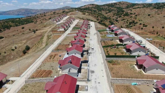 Göl manzaralı köy konutları, tatil köyünü aratmıyor
