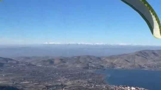 Göl manzarası eşliğinde Hazarbaba Dağı'nda yamaç paraşütü keyfi